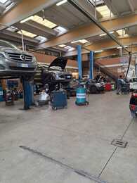 Squadra tecnici Elettrocar davanti all'officina